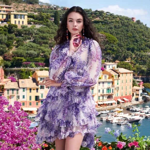 La jeune femme, sosie de sa maman, a eu droit à une belle déclaration de son papa sur Instagram
Deva Cassel, la fille de M.Bellucci et V.Cassel, égérie de la campagne du parfum "Dolce Lily" de Dolce & Gabbana. Milan. Le 22 mai 2022. 