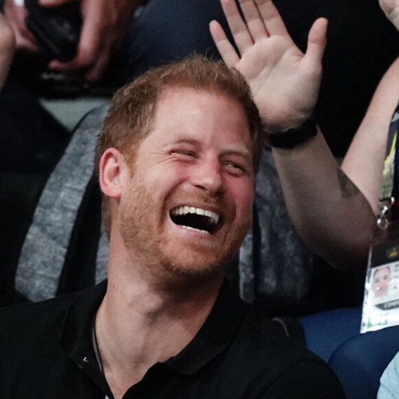 Le prince Harry, en mode solo à Dusseldorf, sera bientôt réuni avec sa moitié pour son plus grand bonheur
Le prince Harry, duc de Sussex, assiste à la compétition de basket-ball en fauteuil roulant lors des Jeux Invictus au Merkur Spiel-Arena de Düsseldorf, le 12 septembre 2023. 