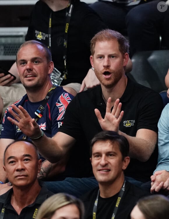 Le prince Harry, duc de Sussex, assiste à la compétition de basket-ball en fauteuil roulant lors des Jeux Invictus au Merkur Spiel-Arena de Düsseldorf, le 12 septembre 2023. 