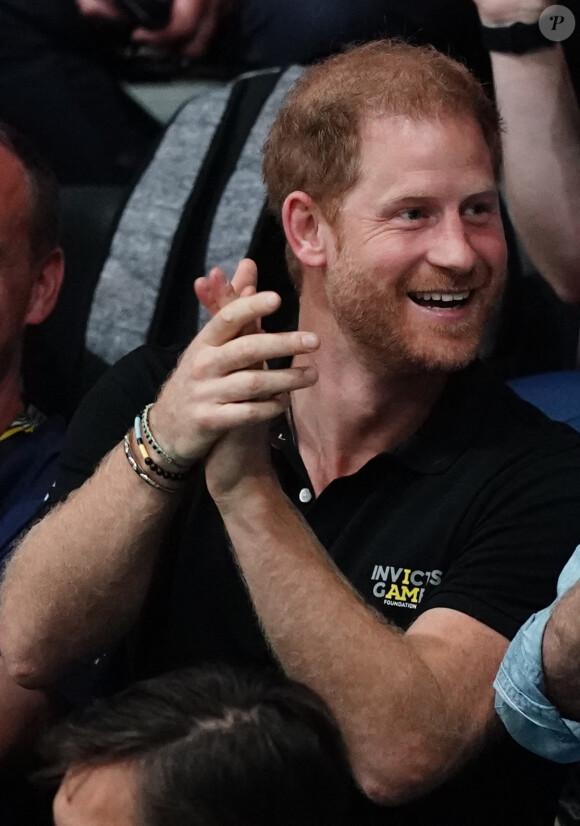 Le prince Harry, duc de Sussex, assiste à la compétition de basket-ball en fauteuil roulant lors des Jeux Invictus au Merkur Spiel-Arena de Düsseldorf, le 12 septembre 2023. 