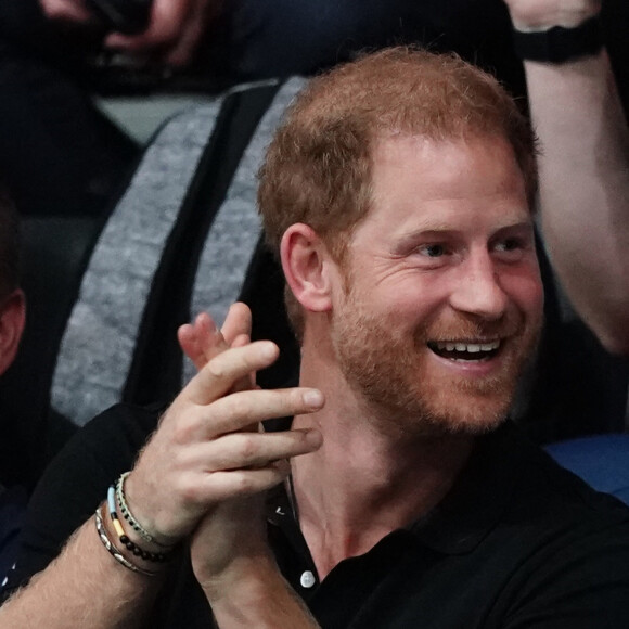 Le prince Harry, duc de Sussex, assiste à la compétition de basket-ball en fauteuil roulant lors des Jeux Invictus au Merkur Spiel-Arena de Düsseldorf, le 12 septembre 2023. 