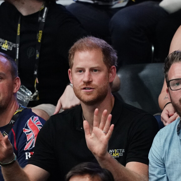 Le prince Harry, duc de Sussex, assiste à la compétition de basket-ball en fauteuil roulant lors des Jeux Invictus au Merkur Spiel-Arena de Düsseldorf, le 12 septembre 2023. 