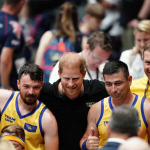 Le prince Harry, duc de Sussex, assiste à la compétition de basket-ball en fauteuil roulant lors des Jeux Invictus au Merkur Spiel-Arena de Düsseldorf, le 12 septembre 2023. 