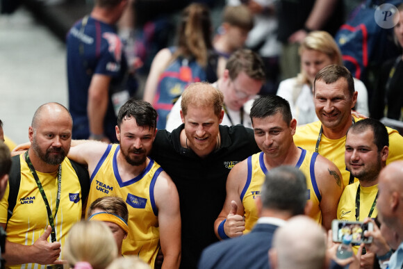 Le prince Harry, duc de Sussex, assiste à la compétition de basket-ball en fauteuil roulant lors des Jeux Invictus au Merkur Spiel-Arena de Düsseldorf, le 12 septembre 2023. 