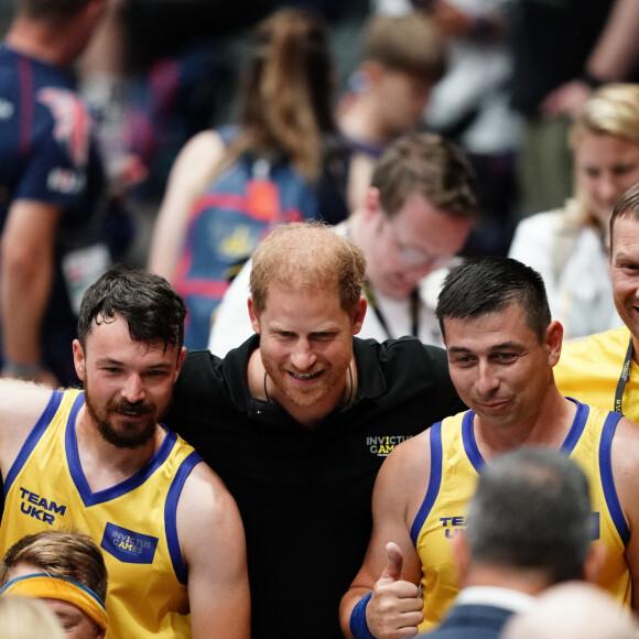 Le prince Harry, duc de Sussex, assiste à la compétition de basket-ball en fauteuil roulant lors des Jeux Invictus au Merkur Spiel-Arena de Düsseldorf, le 12 septembre 2023. 