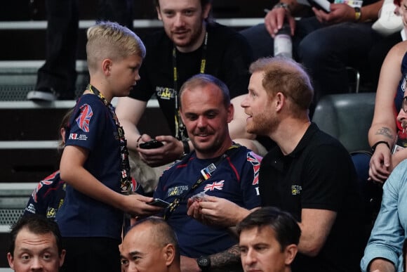 Le prince Harry, duc de Sussex, assiste à la compétition de basket-ball en fauteuil roulant lors des Jeux Invictus au Merkur Spiel-Arena de Düsseldorf, le 12 septembre 2023. 