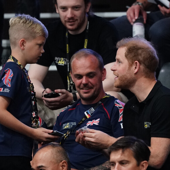 Le prince Harry, duc de Sussex, assiste à la compétition de basket-ball en fauteuil roulant lors des Jeux Invictus au Merkur Spiel-Arena de Düsseldorf, le 12 septembre 2023. 