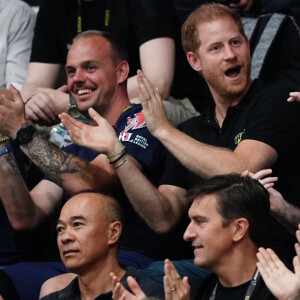 Le prince Harry, duc de Sussex, assiste à la compétition de basket-ball en fauteuil roulant lors des Jeux Invictus au Merkur Spiel-Arena de Düsseldorf, le 12 septembre 2023. 