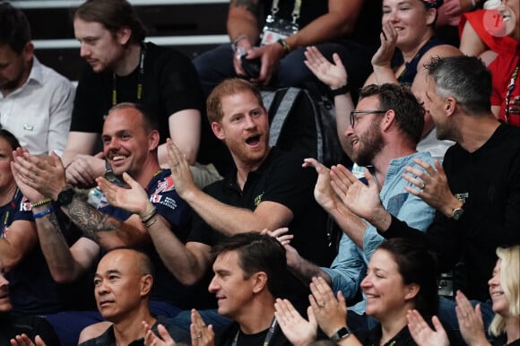 Le prince Harry, duc de Sussex, assiste à la compétition de basket-ball en fauteuil roulant lors des Jeux Invictus au Merkur Spiel-Arena de Düsseldorf, le 12 septembre 2023. 