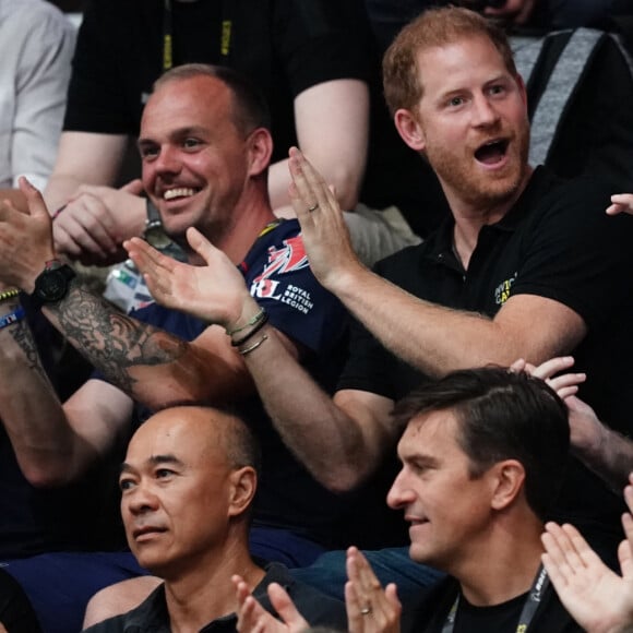 Le prince Harry, duc de Sussex, assiste à la compétition de basket-ball en fauteuil roulant lors des Jeux Invictus au Merkur Spiel-Arena de Düsseldorf, le 12 septembre 2023. 