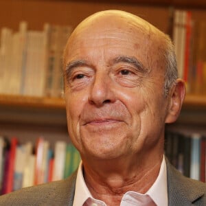 Exclusif - Alain Juppé dédicace son livre "Mon Chirac Une amitié singulière" à la Librairie Lamartine à Paris le 12 septembre 2020. 