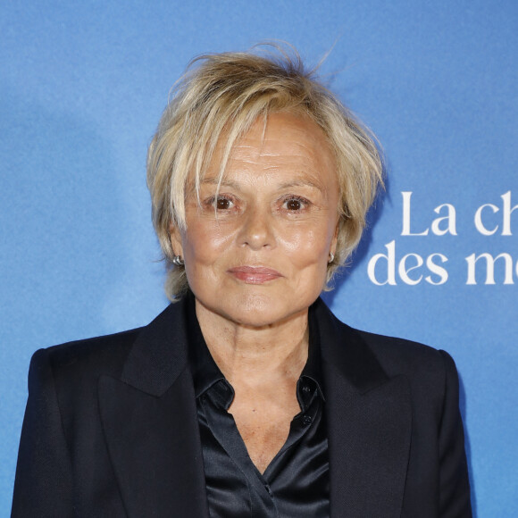 L'humoriste a longtemps bataillé contre ses démons et a réussi une incroyable transformation 
Muriel Robin et sa femme Anne Le Nen - 9ème gala étoilé Patrick Mouratoglou (coach légendaire de S. Williams) au profit de la Fondation Champ'seed à la Mouratoglou Academy afin de soutenir les jeunes espoirs du tennis mondial à Biot le 18 juin 2023. Un dîner était organisé autour de l'iconique piscine en forme de raquette, suivi d'une vente aux enchères avec des lots prestigieux dont une heure d'entrainement en compagnie de M. Tyson. 