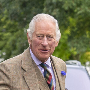 Et qui a provoqué l'hilarité des internautes ! 
Le roi Charles III d'Angleterre en visite au "Discovery Centre and Auld School Close" à Tomintoul en Ecosse, pour rencontrer les acteurs du projet de logements éconergétiques de 3,3 millions dans la région. Le 13 septembre 2023 