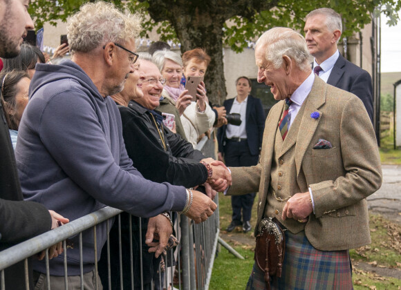 Une demande qui l'a beaucoup surpris ! 
Le roi Charles III d'Angleterre en visite au "Discovery Centre and Auld School Close" à Tomintoul en Ecosse, pour rencontrer les acteurs du projet de logements éconergétiques de 3,3 millions dans la région. Le 13 septembre 2023 