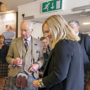 Le roi Charles III d'Angleterre en visite au "Discovery Centre and Auld School Close" à Tomintoul en Ecosse, pour rencontrer les acteurs du projet de logements éconergétiques de 3,3 millions dans la région. Le 13 septembre 2023 