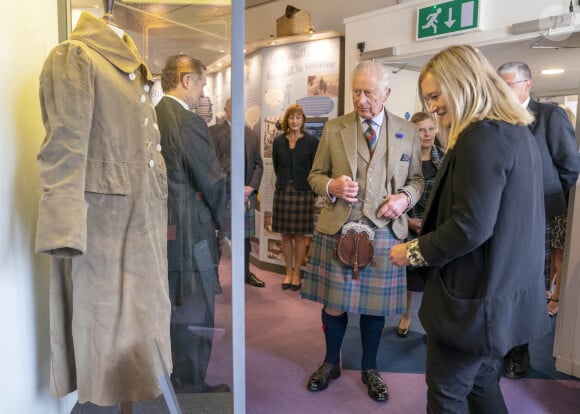 Le roi Charles III d'Angleterre en visite au "Discovery Centre and Auld School Close" à Tomintoul en Ecosse, pour rencontrer les acteurs du projet de logements éconergétiques de 3,3 millions dans la région. Le 13 septembre 2023 