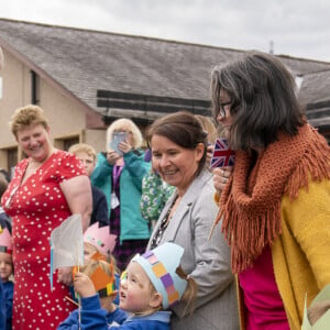 Le roi Charles III d'Angleterre en visite au "Discovery Centre and Auld School Close" à Tomintoul en Ecosse, pour rencontrer les acteurs du projet de logements éconergétiques de 3,3 millions dans la région. Le 13 septembre 2023 