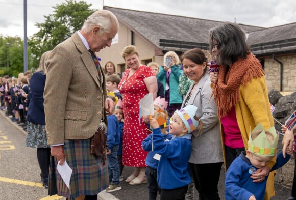 Le roi Charles III d'Angleterre en visite au "Discovery Centre and Auld School Close" à Tomintoul en Ecosse, pour rencontrer les acteurs du projet de logements éconergétiques de 3,3 millions dans la région. Le 13 septembre 2023 