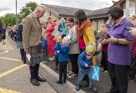 Le roi Charles III d'Angleterre en visite au "Discovery Centre and Auld School Close" à Tomintoul en Ecosse, pour rencontrer les acteurs du projet de logements éconergétiques de 3,3 millions dans la région. Le 13 septembre 2023 