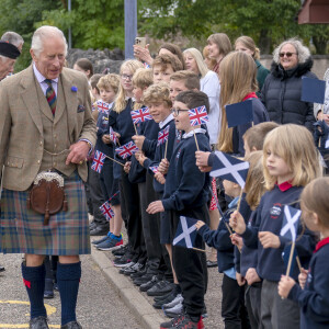 Le roi Charles III d'Angleterre en visite au "Discovery Centre and Auld School Close" à Tomintoul en Ecosse, pour rencontrer les acteurs du projet de logements éconergétiques de 3,3 millions dans la région. Le 13 septembre 2023 