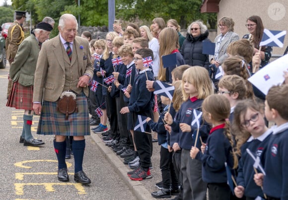 Le roi Charles III d'Angleterre en visite au "Discovery Centre and Auld School Close" à Tomintoul en Ecosse, pour rencontrer les acteurs du projet de logements éconergétiques de 3,3 millions dans la région. Le 13 septembre 2023 