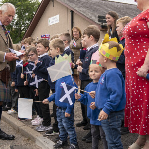 Le roi Charles III d'Angleterre en visite au "Discovery Centre and Auld School Close" à Tomintoul en Ecosse, pour rencontrer les acteurs du projet de logements éconergétiques de 3,3 millions dans la région. Le 13 septembre 2023 