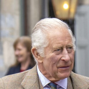 Le roi Charles III d'Angleterre en visite au "Discovery Centre and Auld School Close" à Tomintoul en Ecosse, pour rencontrer les acteurs du projet de logements éconergétiques de 3,3 millions dans la région. Le 13 septembre 2023 