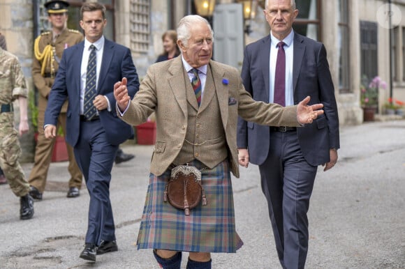 Le roi Charles III d'Angleterre en visite au "Discovery Centre and Auld School Close" à Tomintoul en Ecosse, pour rencontrer les acteurs du projet de logements éconergétiques de 3,3 millions dans la région. Le 13 septembre 2023 