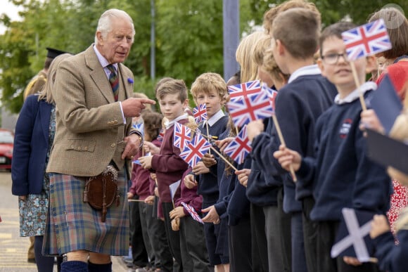 Le roi Charles III d'Angleterre en visite au "Discovery Centre and Auld School Close" à Tomintoul en Ecosse, pour rencontrer les acteurs du projet de logements éconergétiques de 3,3 millions dans la région. Le 13 septembre 2023 