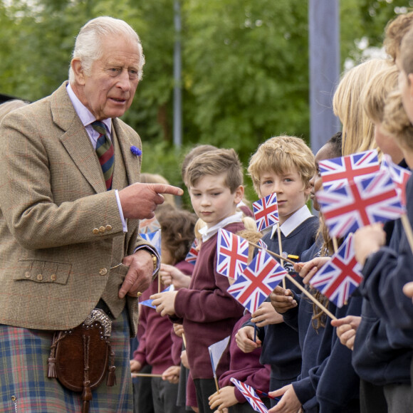 Le roi Charles III d'Angleterre en visite au "Discovery Centre and Auld School Close" à Tomintoul en Ecosse, pour rencontrer les acteurs du projet de logements éconergétiques de 3,3 millions dans la région. Le 13 septembre 2023 