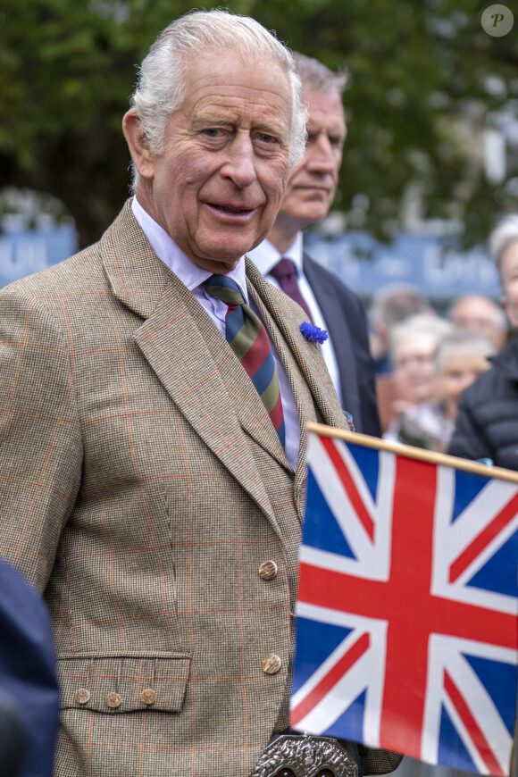 Charles III a une nouvelle fois été interpellé pendant un bain de foule.
Le roi Charles III d'Angleterre en visite au "Discovery Centre and Auld School Close" à Tomintoul en Ecosse, pour rencontrer les acteurs du projet de logements éconergétiques de 3,3 millions dans la région. 