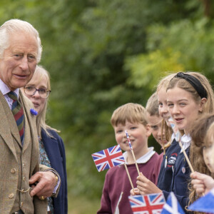 Le roi Charles III d'Angleterre en visite au "Discovery Centre and Auld School Close" à Tomintoul en Ecosse, pour rencontrer les acteurs du projet de logements éconergétiques de 3,3 millions dans la région. Le 13 septembre 2023 