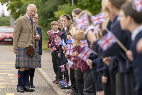 Le roi Charles III d'Angleterre en visite au "Discovery Centre and Auld School Close" à Tomintoul en Ecosse, pour rencontrer les acteurs du projet de logements éconergétiques de 3,3 millions dans la région. Le 13 septembre 2023 