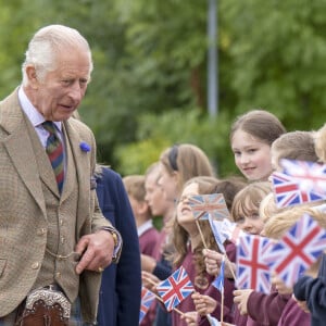 Le roi Charles III d'Angleterre en visite au "Discovery Centre and Auld School Close" à Tomintoul en Ecosse, pour rencontrer les acteurs du projet de logements éconergétiques de 3,3 millions dans la région. Le 13 septembre 2023 