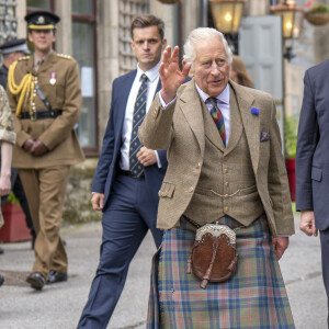 Le roi Charles III d'Angleterre en visite au "Discovery Centre and Auld School Close" à Tomintoul en Ecosse, pour rencontrer les acteurs du projet de logements éconergétiques de 3,3 millions dans la région. Le 13 septembre 2023 