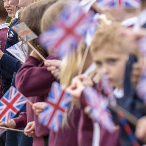 Le roi Charles III d'Angleterre en visite au "Discovery Centre and Auld School Close" à Tomintoul en Ecosse, pour rencontrer les acteurs du projet de logements éconergétiques de 3,3 millions dans la région. Le 13 septembre 2023 