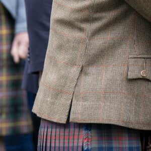 Le roi Charles III d'Angleterre en visite au "Discovery Centre and Auld School Close" à Tomintoul en Ecosse, pour rencontrer les acteurs du projet de logements éconergétiques de 3,3 millions dans la région. Le 13 septembre 2023 