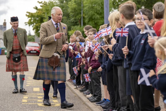 Le roi Charles III d'Angleterre en visite au "Discovery Centre and Auld School Close" à Tomintoul en Ecosse, pour rencontrer les acteurs du projet de logements éconergétiques de 3,3 millions dans la région. Le 13 septembre 2023 