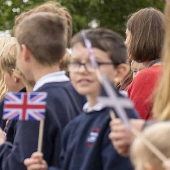 Le roi Charles III d'Angleterre en visite au "Discovery Centre and Auld School Close" à Tomintoul en Ecosse, pour rencontrer les acteurs du projet de logements éconergétiques de 3,3 millions dans la région. Le 13 septembre 2023 