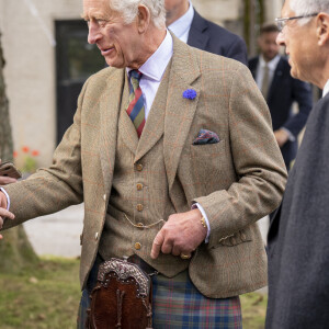 Le roi Charles III d'Angleterre en visite au "Discovery Centre and Auld School Close" à Tomintoul en Ecosse, pour rencontrer les acteurs du projet de logements éconergétiques de 3,3 millions dans la région. Le 13 septembre 2023 