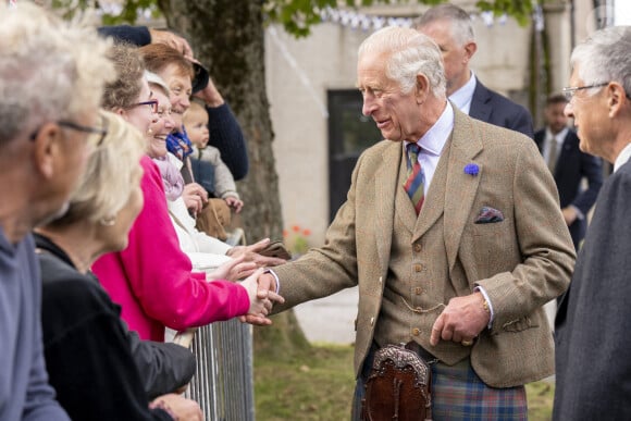 Le roi Charles III d'Angleterre en visite au "Discovery Centre and Auld School Close" à Tomintoul en Ecosse, pour rencontrer les acteurs du projet de logements éconergétiques de 3,3 millions dans la région. Le 13 septembre 2023 