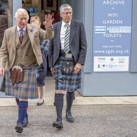 Le roi Charles III d'Angleterre en visite au "Discovery Centre and Auld School Close" à Tomintoul en Ecosse, pour rencontrer les acteurs du projet de logements éconergétiques de 3,3 millions dans la région. Le 13 septembre 2023 