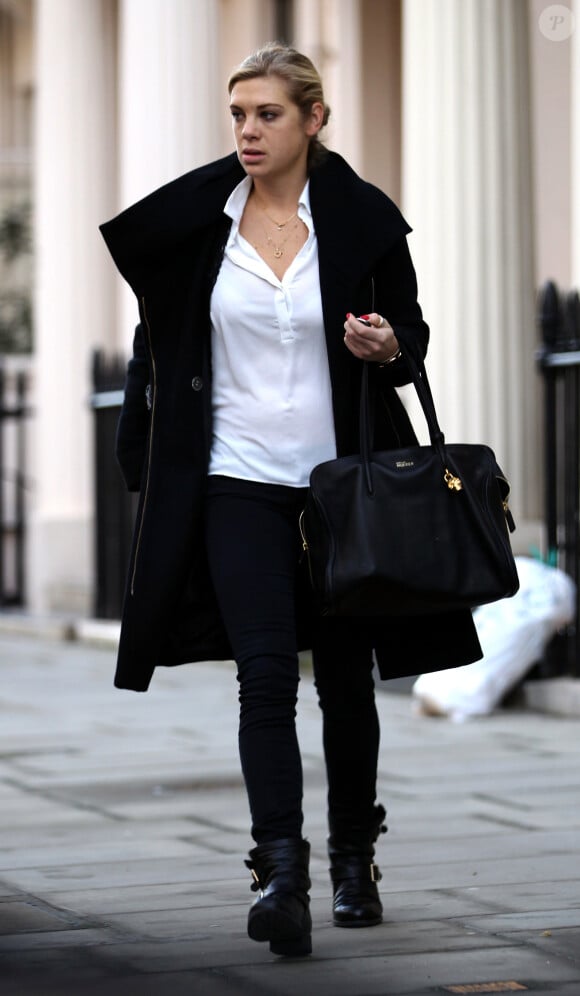 Chelsy Davy, qui travaille dans un cabinet d'avocats, se promène dans les rues de Londres. Le 18 décembre 2013.