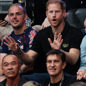 Le prince Harry, duc de Sussex, assiste à la compétition de basket-ball en fauteuil roulant lors des Jeux Invictus au Merkur Spiel-Arena de Düsseldorf, le 12 septembre 2023. 