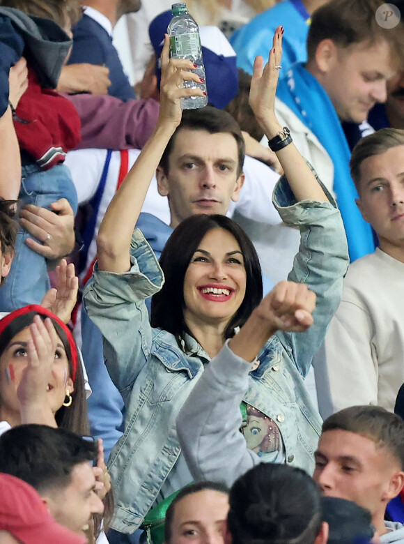 Helena Noguerra dans les tribunes lors du match de Poule A de la Coupe du Monde de Rugby France 2023 entre la France et l'Uruguay (27-12) au stade Pierre-Mauroy à Lille le 14 septembre 2023. © Cyril Moreau-Dominique Jacovides/Bestimage