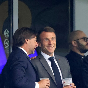 Luis Alberto Lacalle Pou, Président de l'Uruguay et Emmanuel Macron, Président de la France boivent une bière - People dans les tribunes lors du match de Poule A de la Coupe du Monde de Rugby France 2023 entre la France et l'Uruguay (27-12) au stade Pierre-Mauroy à Lille le 14 septembre 2023. © Cyril Moreau-Dominique Jacovides/Bestimage