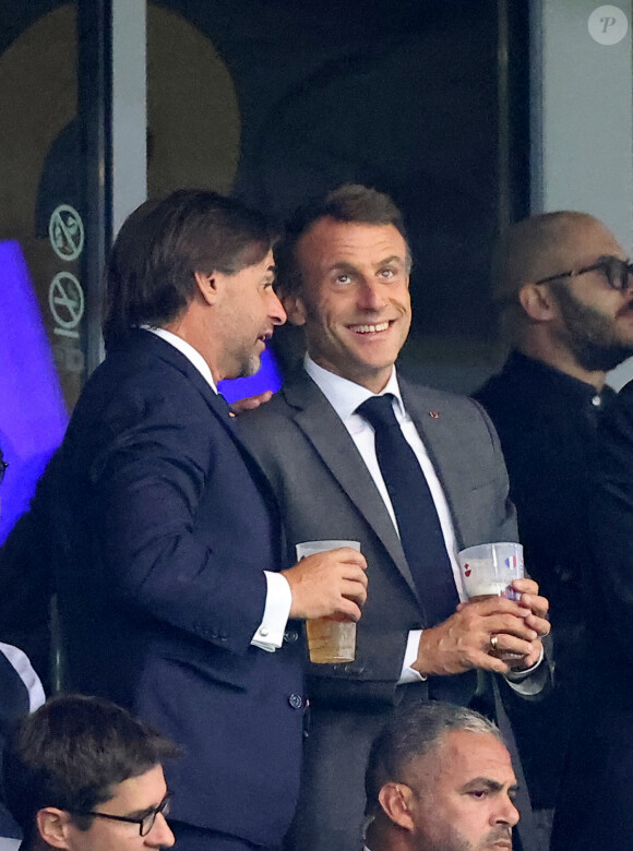 Luis Alberto Lacalle Pou, Président de l'Uruguay et Emmanuel Macron, Président de la France boivent une bière - People dans les tribunes lors du match de Poule A de la Coupe du Monde de Rugby France 2023 entre la France et l'Uruguay (27-12) au stade Pierre-Mauroy à Lille le 14 septembre 2023. © Cyril Moreau-Dominique Jacovides/Bestimage