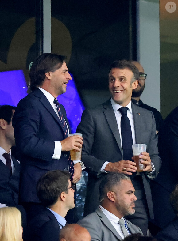 Le président de la République, Emmanuel Macron, avait fait le déplacement et il a passé la rencontre avec son homologue uruguayen
Luis Alberto Lacalle Pou, Président de l'Uruguay et Emmanuel Macron, Président de la France boivent une bière - People dans les tribunes lors du match de Poule A de la Coupe du Monde de Rugby France 2023 entre la France et l'Uruguay (27-12) au stade Pierre-Mauroy à Lille le 14 septembre 2023. © Cyril Moreau-Dominique Jacovides/Bestimage