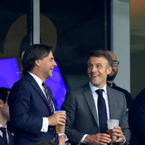 Le président de la République, Emmanuel Macron, avait fait le déplacement et il a passé la rencontre avec son homologue uruguayen
Luis Alberto Lacalle Pou, Président de l'Uruguay et Emmanuel Macron, Président de la France boivent une bière - People dans les tribunes lors du match de Poule A de la Coupe du Monde de Rugby France 2023 entre la France et l'Uruguay (27-12) au stade Pierre-Mauroy à Lille le 14 septembre 2023. © Cyril Moreau-Dominique Jacovides/Bestimage