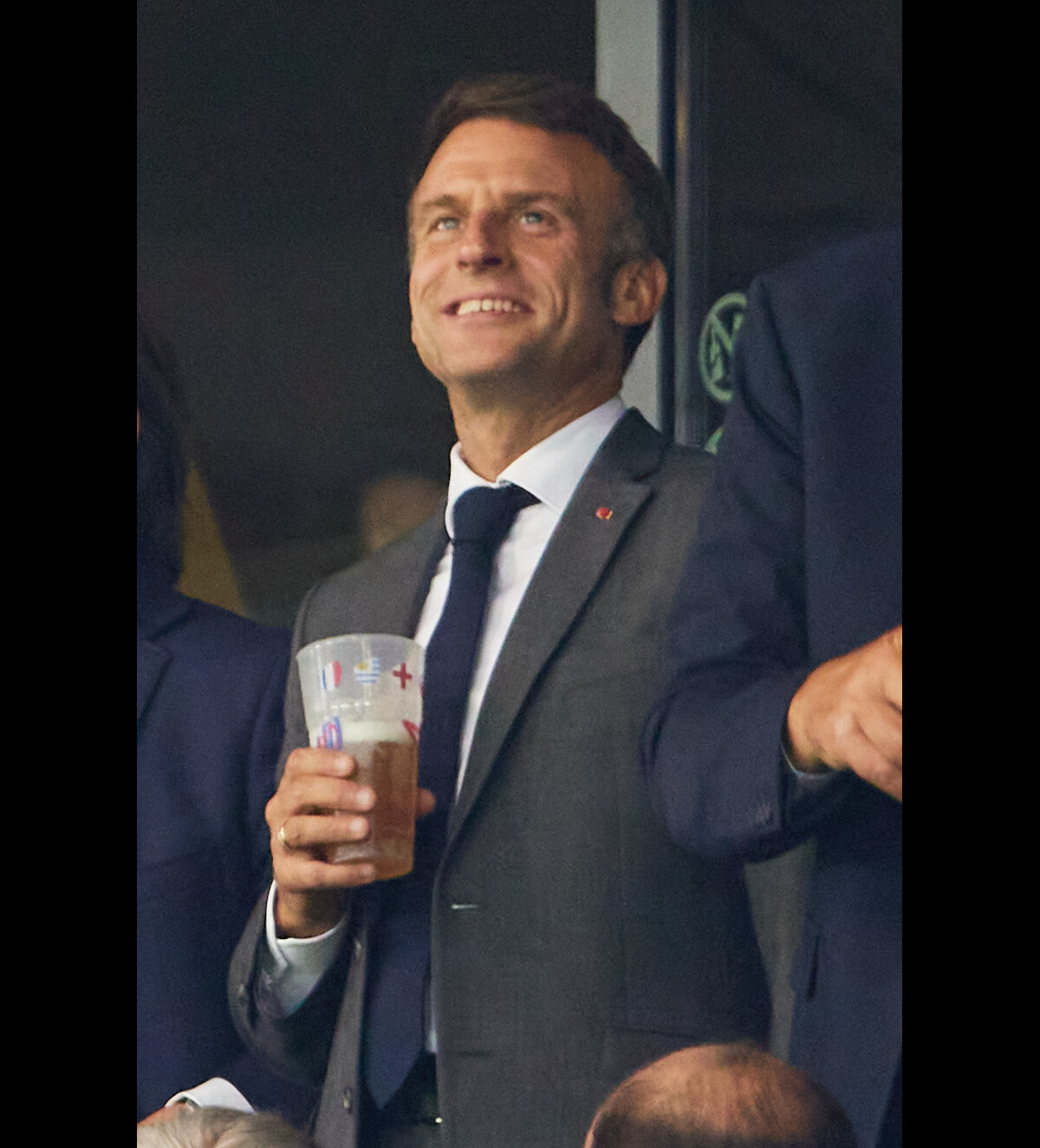 Photo : Emmanuel Macron boit une bière - People dans les tribunes lors ...